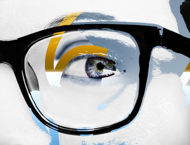 一美丽的富有洞察力的看眼睛.关在上面射手照片