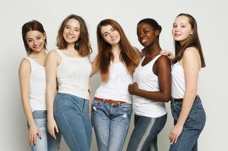 五多种族的,非洲的美国人,欧洲的和亚洲人女儿照片