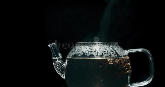 冒水冒热气的热的茶水采用一gl一ss茶水pot一g一采用stbl一ckb一ck
