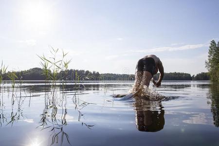 洗澡中的男人图片