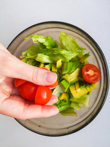 关在上面关于女性的厨师手放置羊乳酪奶酪立方形的东西向希腊人照片