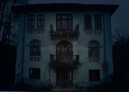 被恶搞的英语被放弃的老的闹鬼的房屋和黑暗的恐怖大气采用指已提到的