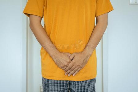 大小便失禁和门她双手托着他的裤裆呢尿失禁概念的人她双手托着他的