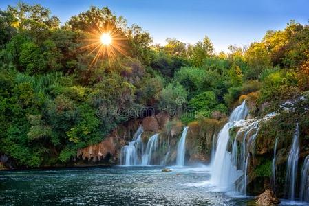 令人惊异的自然风景,著名的瀑布斯克拉丁斯基松装材料在太阳照片