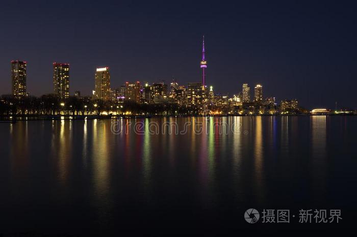 多伦多城市地平线在夜,清楚的黑暗的天,富有色彩的光关于