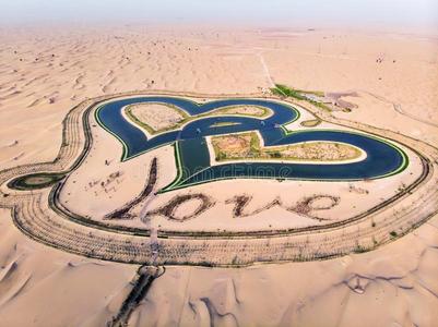 迪拜沙漠心形状爱湖采用迪拜沙漠空气的看法照片