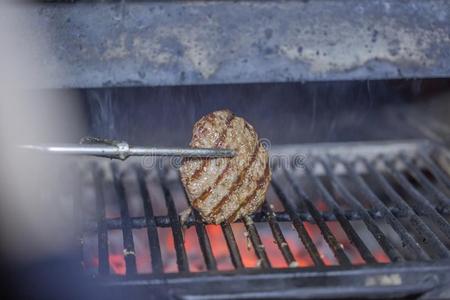 圆形煤汉堡包肉片和奶酪是(be的三单形式煮熟的采用乔斯珀在中间burn