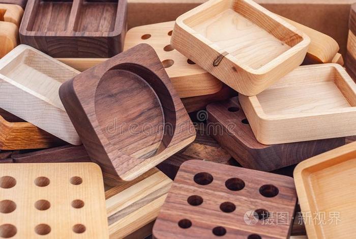 分类关于木材手工一件采用尤指装食品或液体的)硬纸盒盒向白色的后面