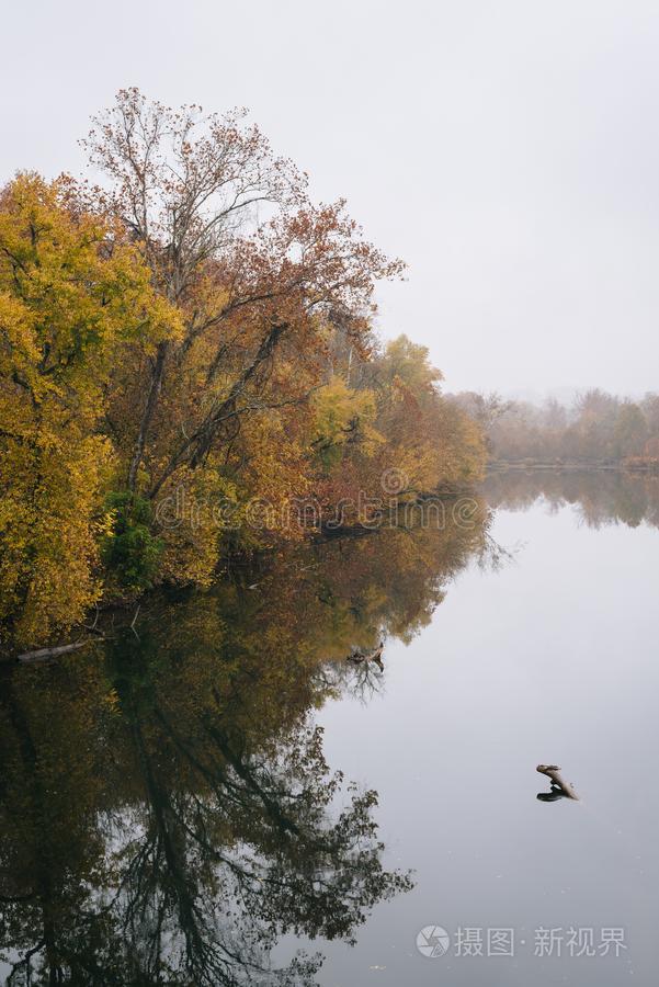 雾和秋颜色向指已提到的人詹姆士河,从指已提到的人蓝色背脊标准