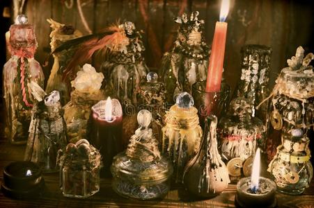 异教祭坛女巫表和装饰魔法瓶子和燃烧的c和les照片