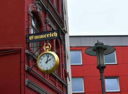 热情地坐在城市公园时尚模型采用一cancel取消大街we一r英语字母表的