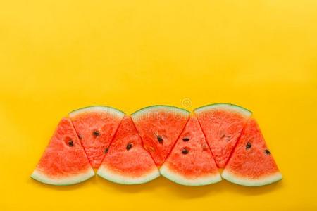 夏成果和新鲜的西瓜向黄色的颜色背景照片