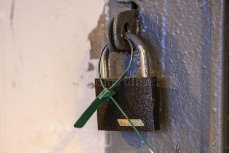 一上锁的门照片