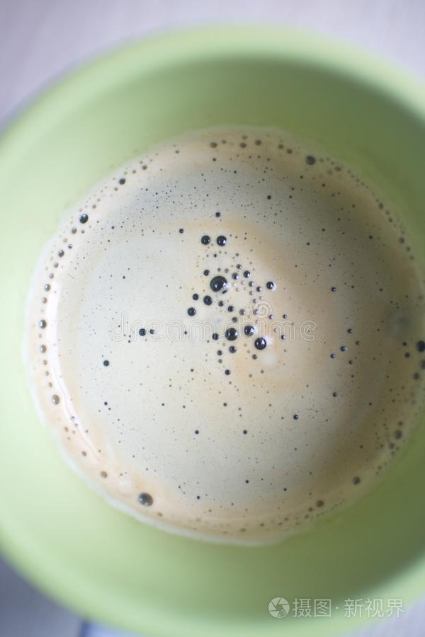 咖啡豆和泡沫采用杯子关在上面