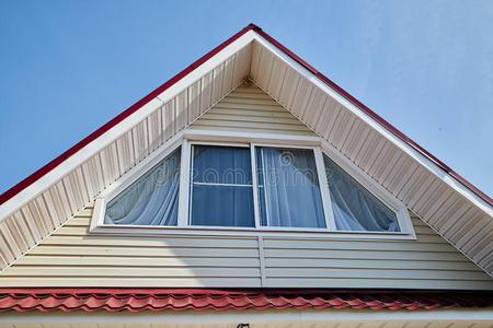 双重斜坡的屋顶图片