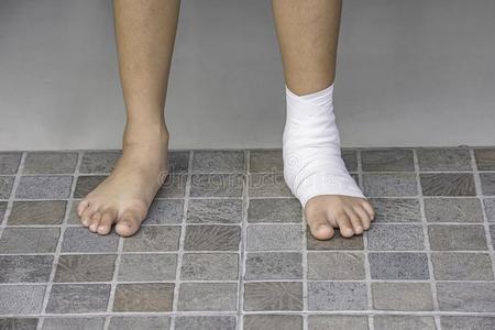 满身绷带男孩图片