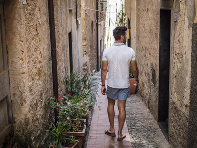 城镇妇女背面关于男人步行采用老的意大利人城镇照片