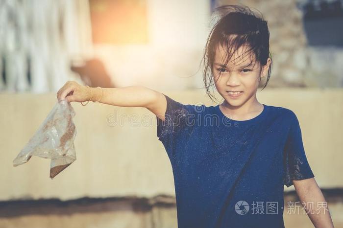 孩子们佃户租种的土地塑料制品袋det.那个她创办向指已提到的人海滩