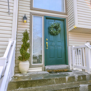 方形楼梯正方形框架楼梯关于一家le一ding向指已提到的人前面门和全