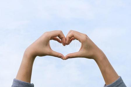 半爱心手势图片