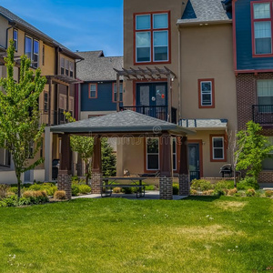 草地和别墅图片