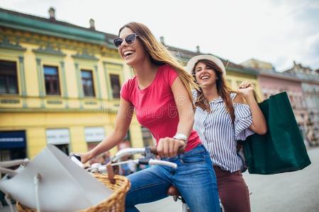 女人让购物自行车美丽的女人购物向自行车采用指已提到的人城市照片