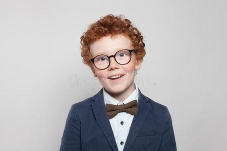 聪明的小孩肖像照片