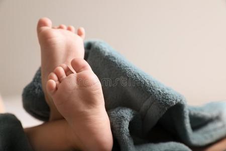 一月婴儿女孩说谎在下面愈合毛毯女孩采用彩格呢衬衫,短裤,旅游鞋向