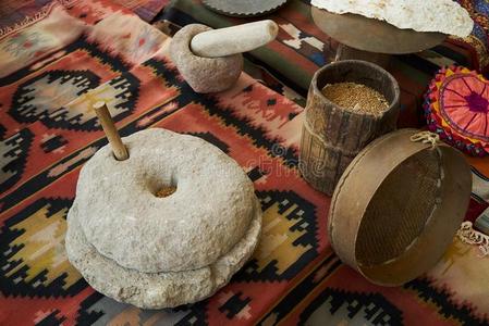 指已提到的人古代的手推磨石头手磨坊和谷物,关-在上面照片