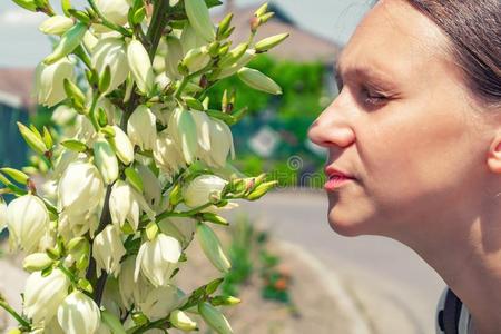 指已提到的人大街,以鼻吸气一是一个女人和贫穷闻着花香年轻女性吸烟