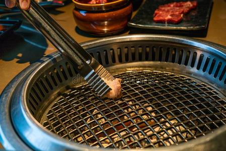 特写镜头关于热的煤炉为日本人方式烤架日式烧肉照片