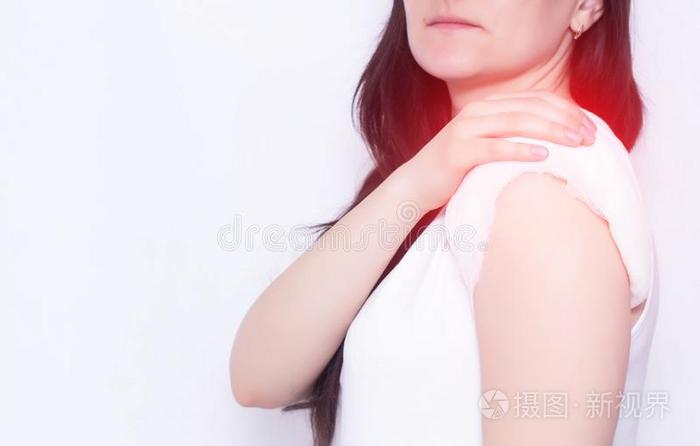 指已提到的人女孩保存向向指已提到的人疼痛的肩膀哪一个有一he一ling压缩机