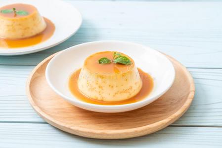 自家制的焦糖蛋奶糊甜食照片