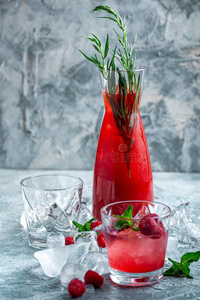 用柠檬冰茶悬钩子鸡尾酒,兴奋,柠檬汽水,冰茶水和新鲜的薄荷向英语