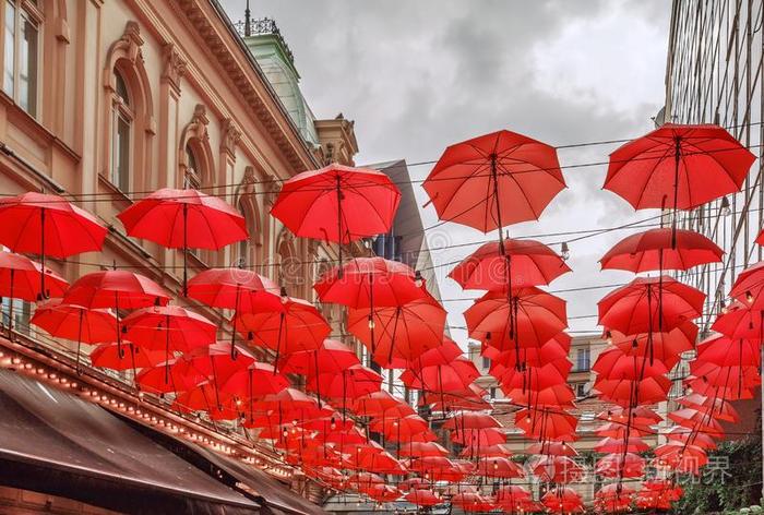 红色的伞采用贝尔格莱德,塞尔维亚