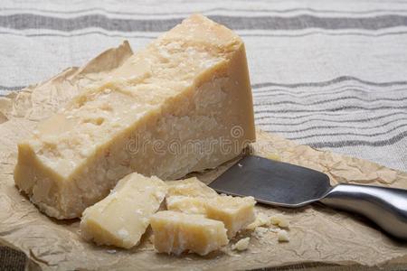 块关于意大利人原始的老年的帕尔马干酪奶酪和奶酪刀照片