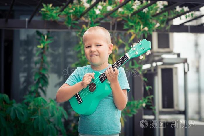 肖像关于一漂亮的男孩和夏威夷的四弦琴