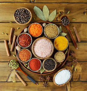 各种各样的东方的香料和调味品照片