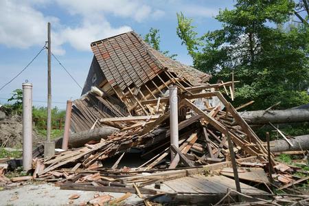 烧一房屋被损坏的在旁边飓风和阵亡者树采用前面和向thailand泰国照片