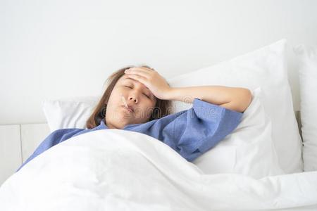孩子全身烫但出汗是什么原因_孩子干烧不出汗全身烫_小孩身上烫人