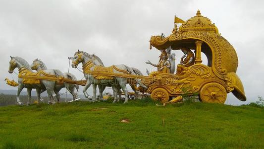 阿尔琼金色的敞篷双轮马车照片