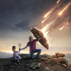 父亲保护他的小孩照片