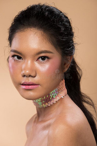 时尚亚洲人女人黄褐色皮黑的头发眼睛照片