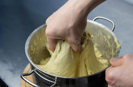 酵母发酵的扁面包图片