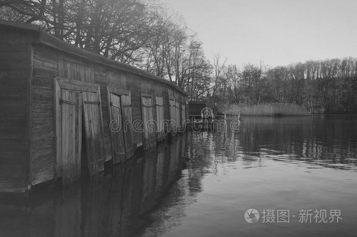 老的木制的船库在指已提到的人湖采用早的morn采用g雾,黑的和