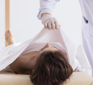 警察部门验尸官仔细检查死去的身体死尸采用太平间照片