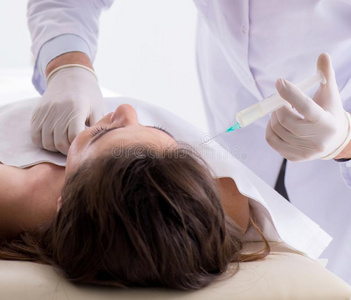 警察部门验尸官仔细检查死去的身体死尸采用太平间照片