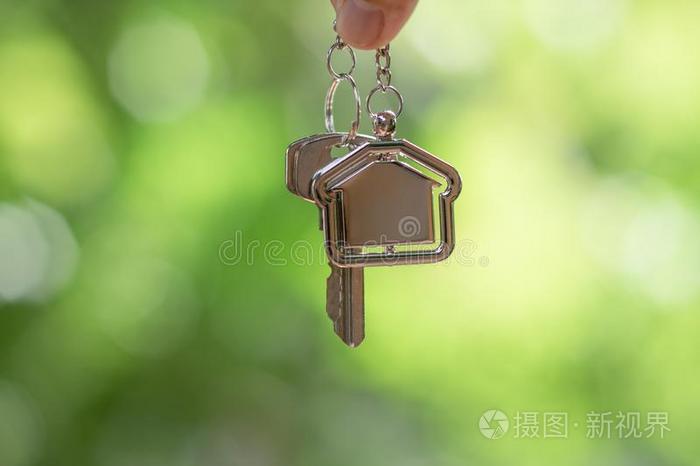 家钥匙和房屋钥匙ring绞死和白色的墙背景