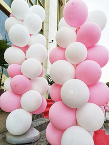 红色和白色的气球图片