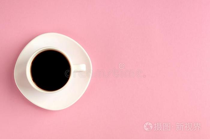 咖啡豆杯子向粉红色的背景compositi向.平的放置